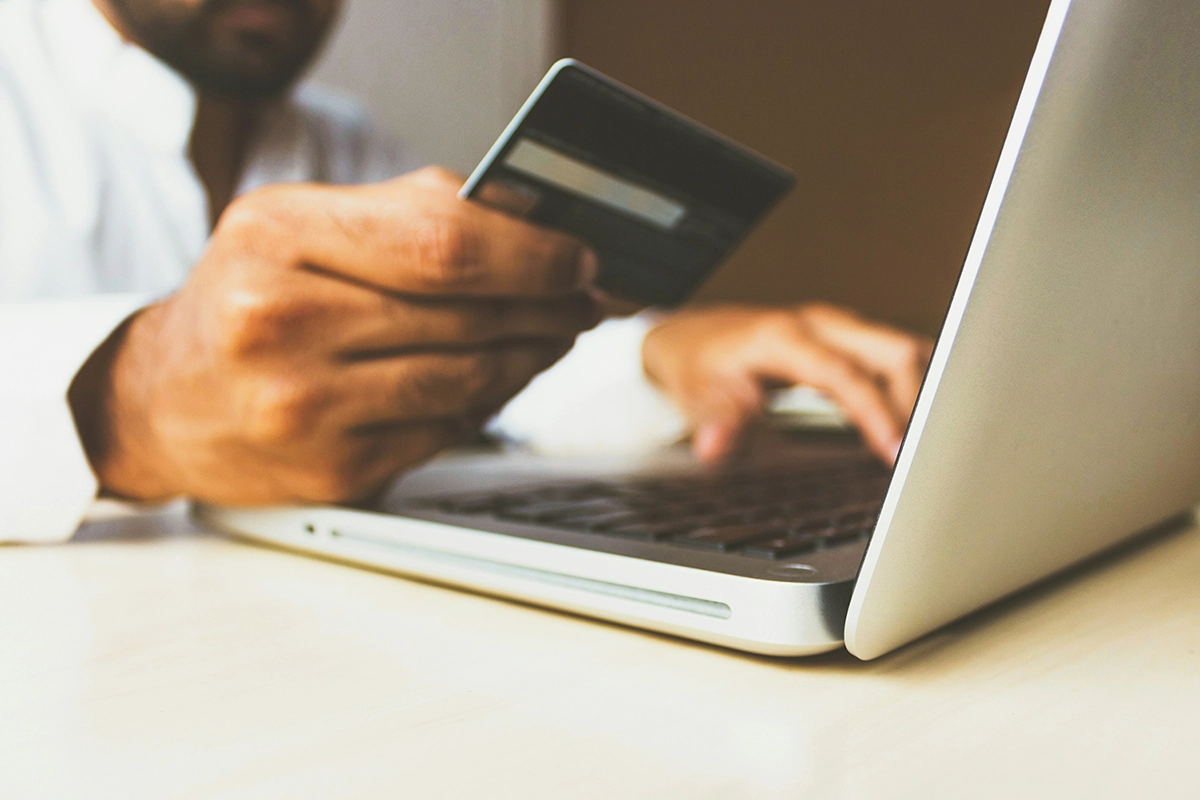 Persona che effettua acquisti online